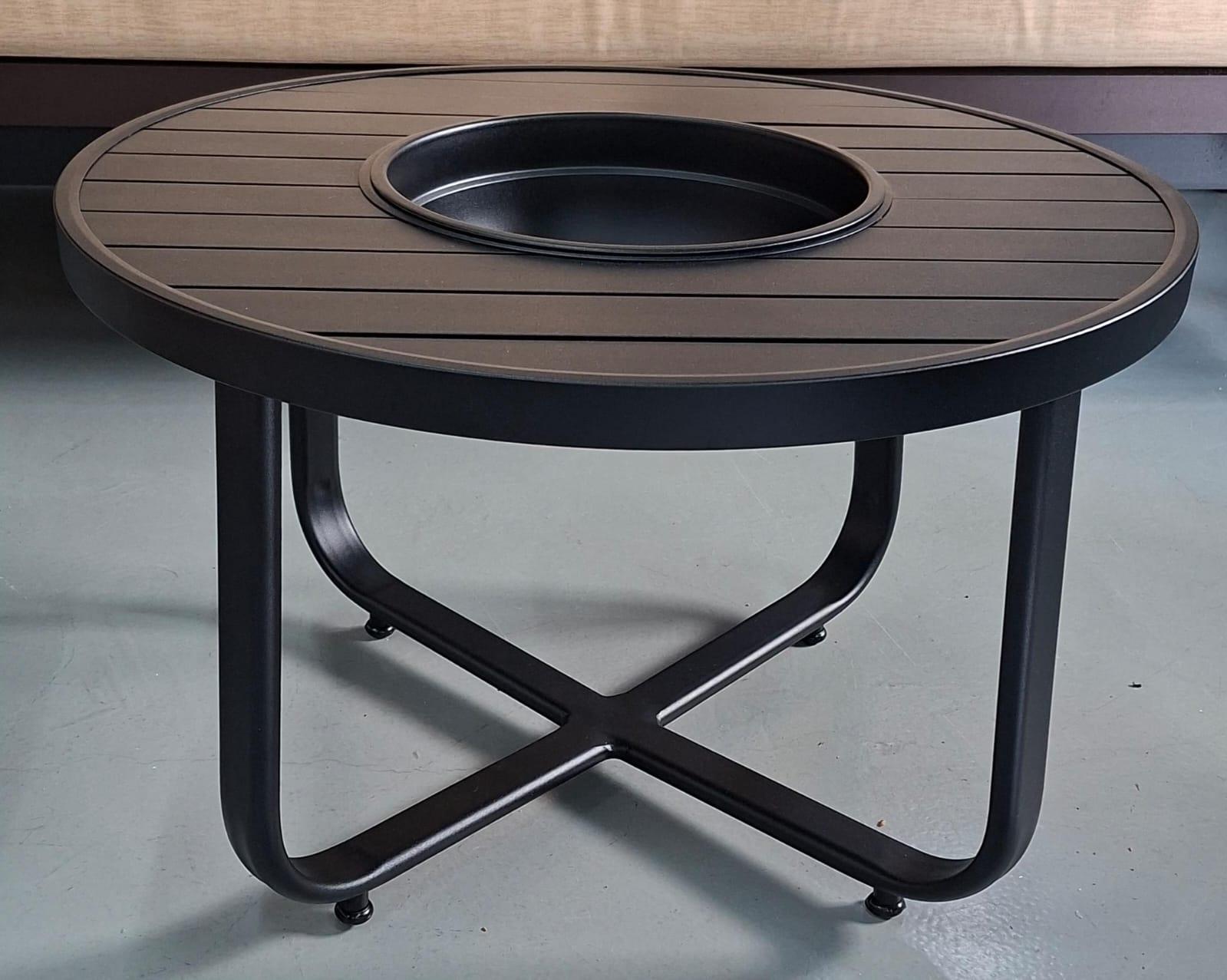 Mesa de centro redonda em alumínio ripado com champanheira central